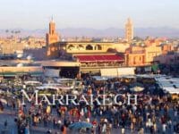 La folla nella piazza centrale di Marrakech, con il mercato del giorno