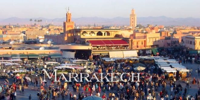 La folla nella piazza centrale di Marrakech, con il mercato del giorno