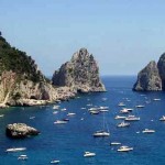 Capri: il classico scorcio sul mare azzurro con i Faraglioni