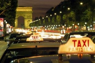 Alcuni taxi "Parisien" con l'insegna accesa