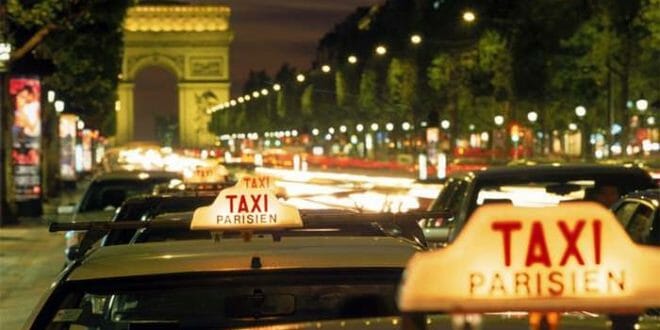 Alcuni taxi "Parisien" con l'insegna accesa