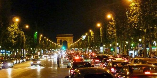 Champs Elysees di notte