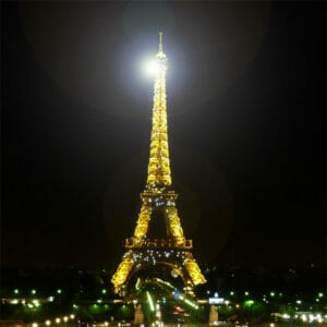 La torre Eiffel illuminata di notte
