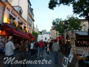 Turisti a Montmartre (Parigi) al tramonto