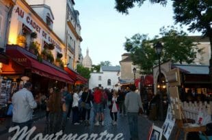 Turisti a Montmartre (Parigi) al tramonto