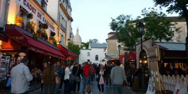 Turisti a Montmartre (Parigi) al tramonto