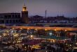 La folla nella piazza centrale di Marrakech, con il mercato del giorno