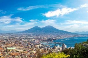 Napoli, veduta dall'alto della città