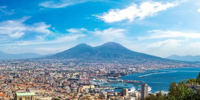 Napoli, veduta dall'alto della città