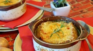 Specialità parigine: soupe a l'oignon