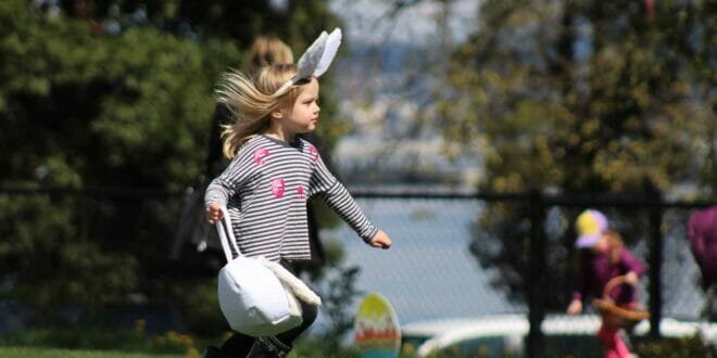 Caccia alle uova di Pasqua, bambini